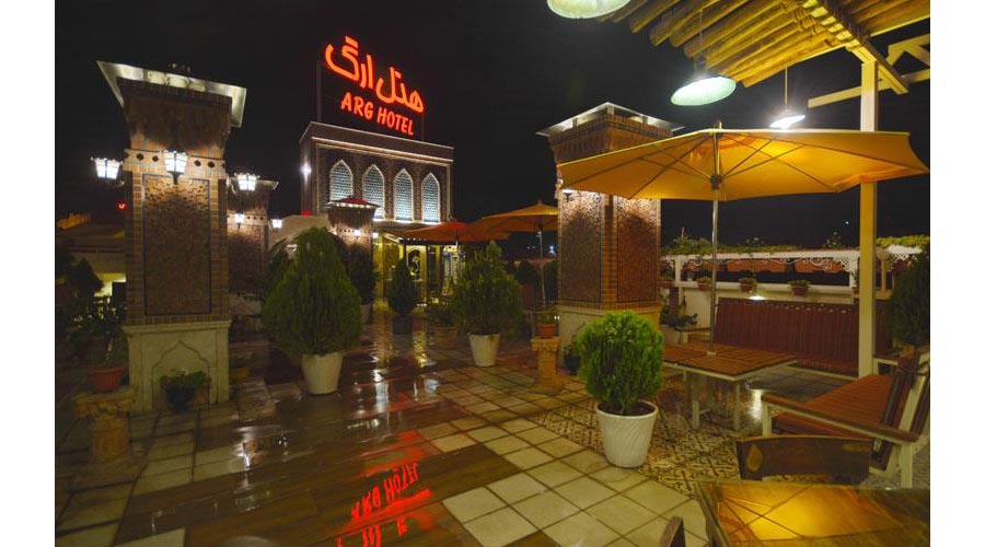 نمای شب کافه بام هتل ارگ شیراز