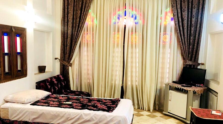 اتاق 3 هتل لب خندق یزد