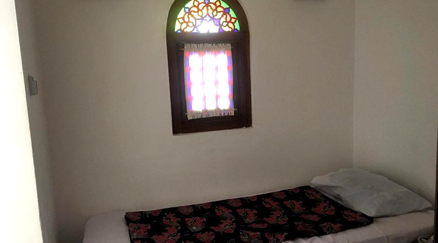اتاق 4 هتل لب خندق یزد