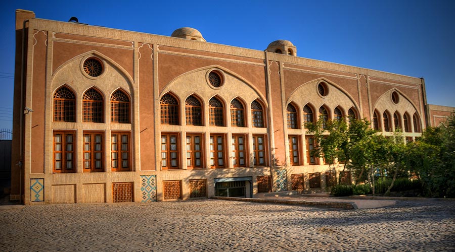 حیاط پشتی هتل مشیر الممالک یزد