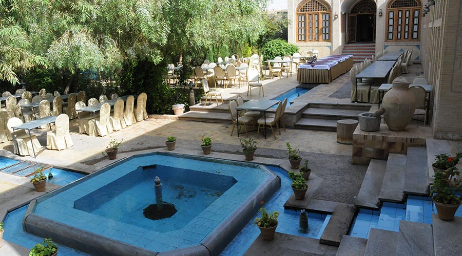 حیاط هتل مشیر الممالک یزد