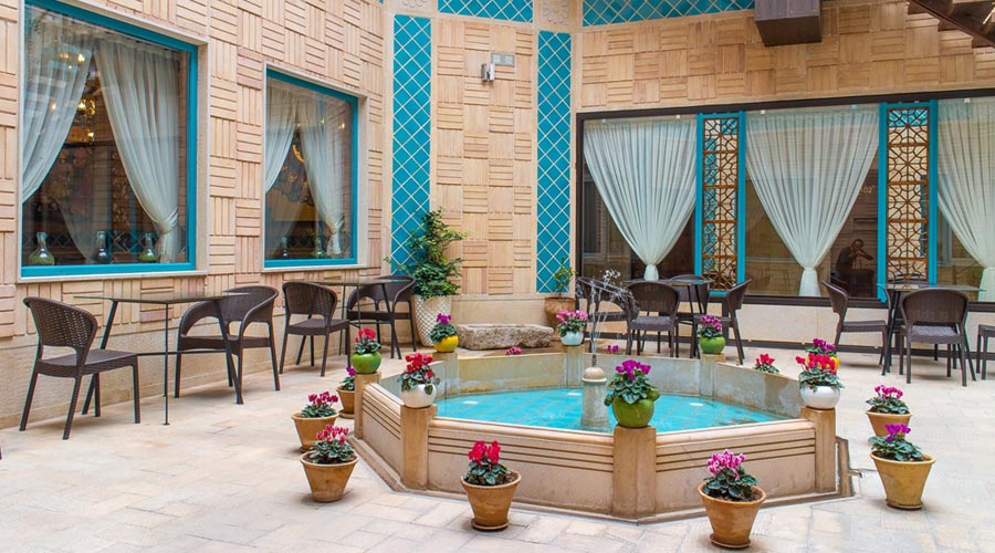 حیاط هتل وکیل شیراز
