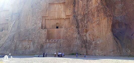 نمای واید و باز از مقبره ای در نقش رستم