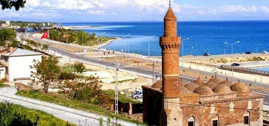 جاذبه های دریاچه وان